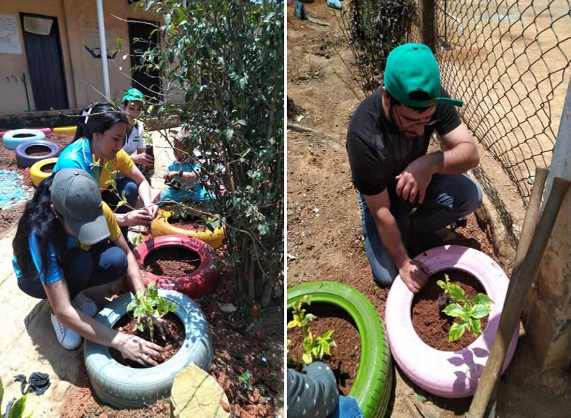 Empleados uniendo fuerzas